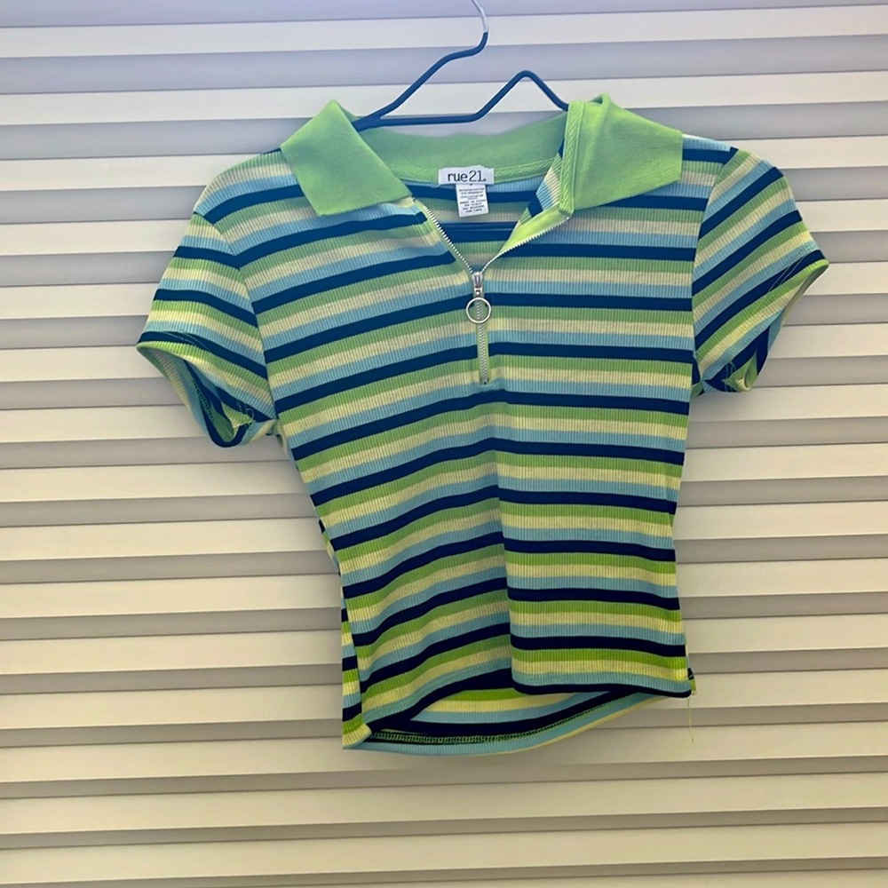 rue 21  collard top with zipper size S